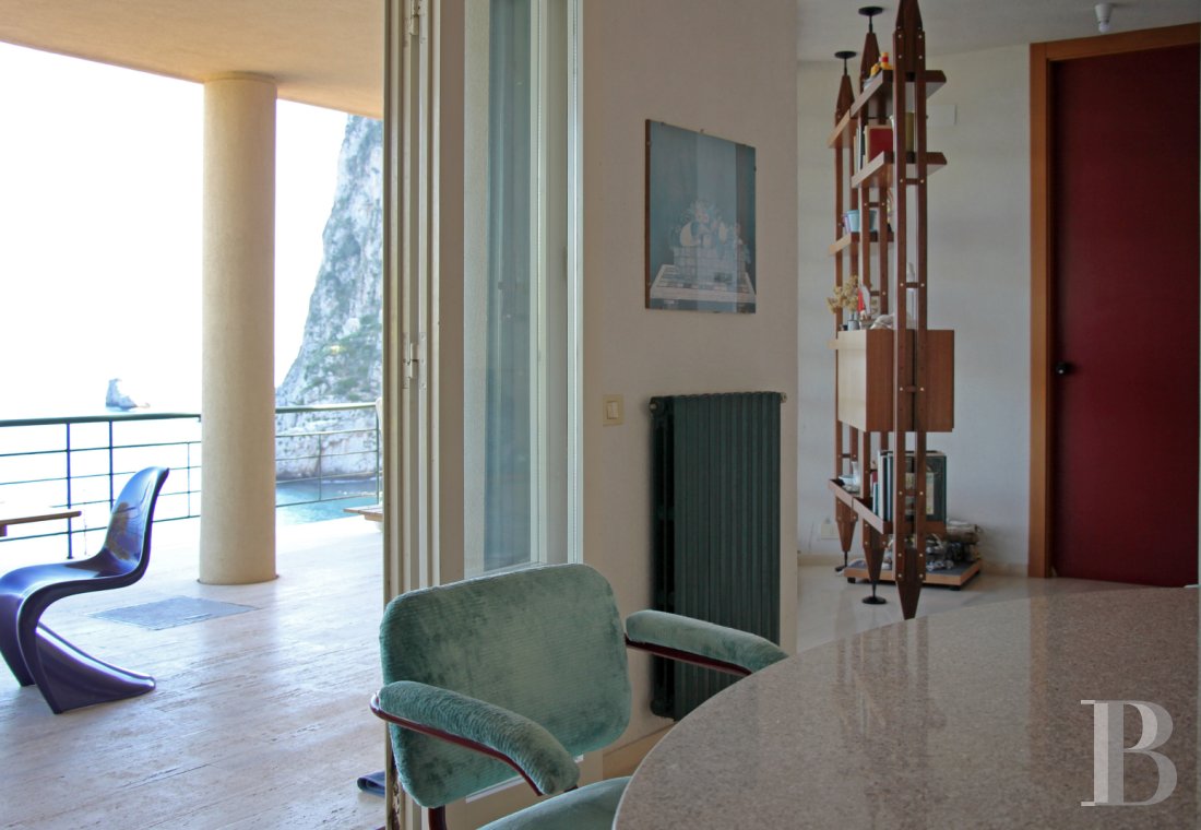 En Sicile, à l’est de Palerme, une maison d’inspiration moderniste en balcon sur la mer - photo  n°10